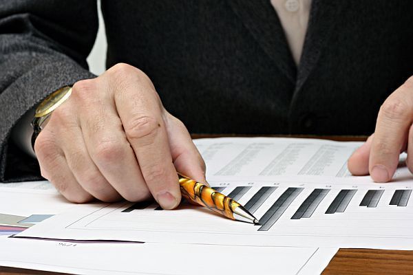 Unde este trâmbițata „austeritate” bugetară? Într-o singură lună, septembrie, deficitul bugetar a crescut cu 14 mld. lei (2,8 mld. euro), până la 56,4 mld. lei (3,55% din PIB). Veniturile bugetului au crescut, la nouă luni din an, an la an, cu 11%, iar cheltuielile cu 13,1%