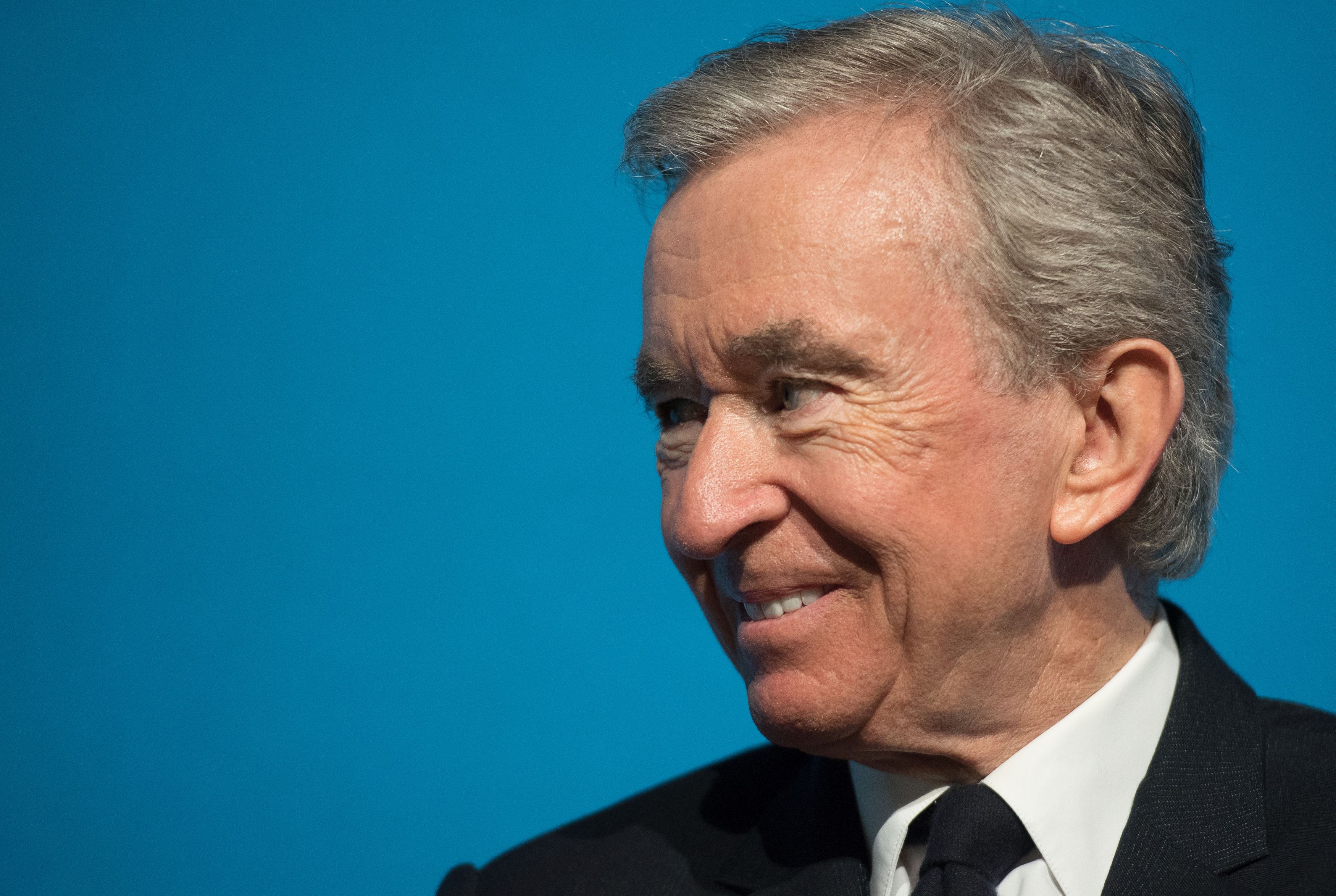Topul celor mai bogate persoane ale planetei: Miliardarul Bernard Arnault pierde titlul de a doua cea mai bogată persoană din lume în favoarea lui Jeff Bezos