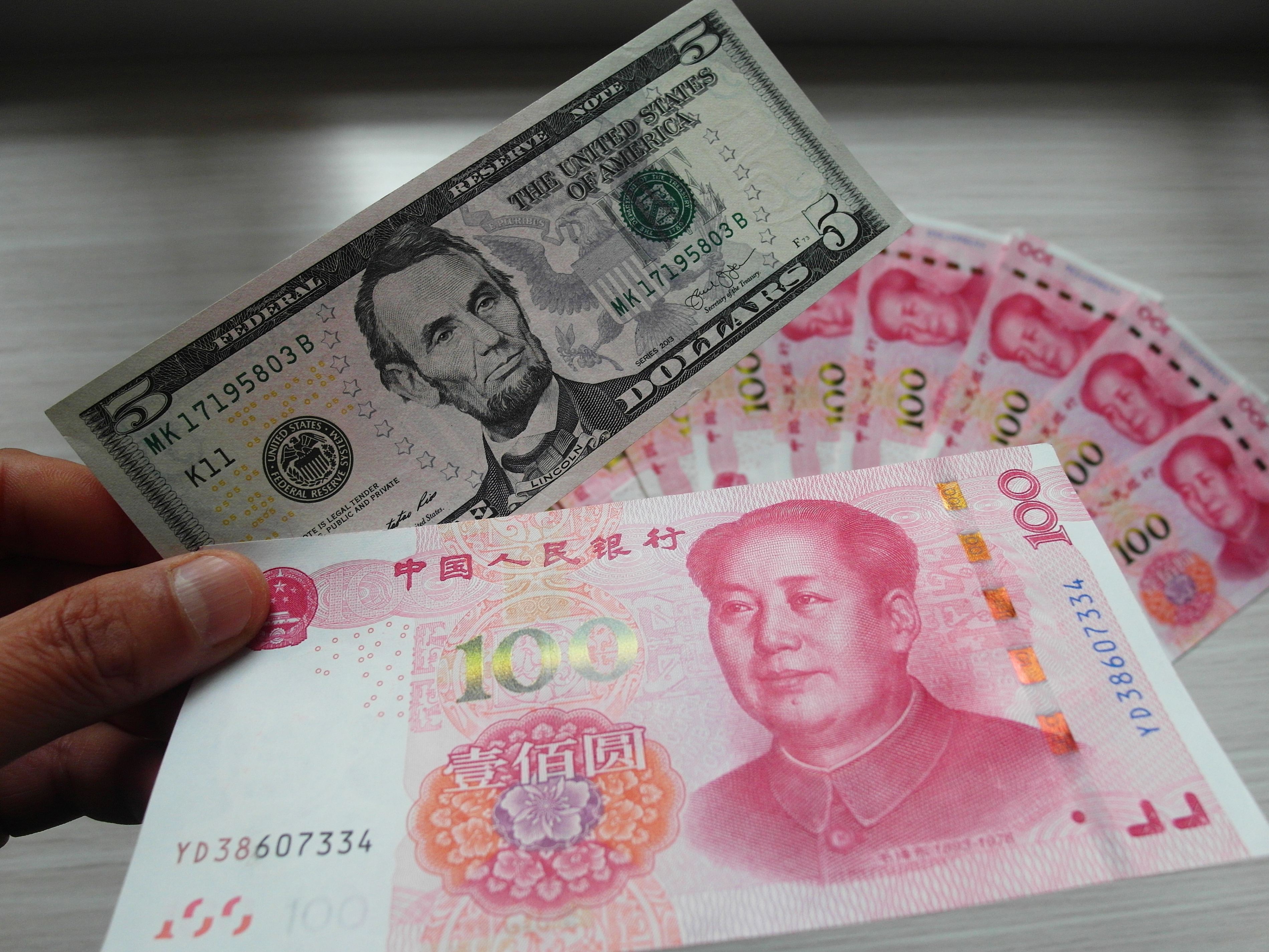 Disperarea atinge cote maxime în China: Tot mai mulți bogați își încredințează averile unor străini de pe WhatsApp pentru a fi mutate departe de ochii Beijingului. Dimensiunea reală a industriei subterane este necunoscută, dar se crede că este vorba de sute de milioane de dolari