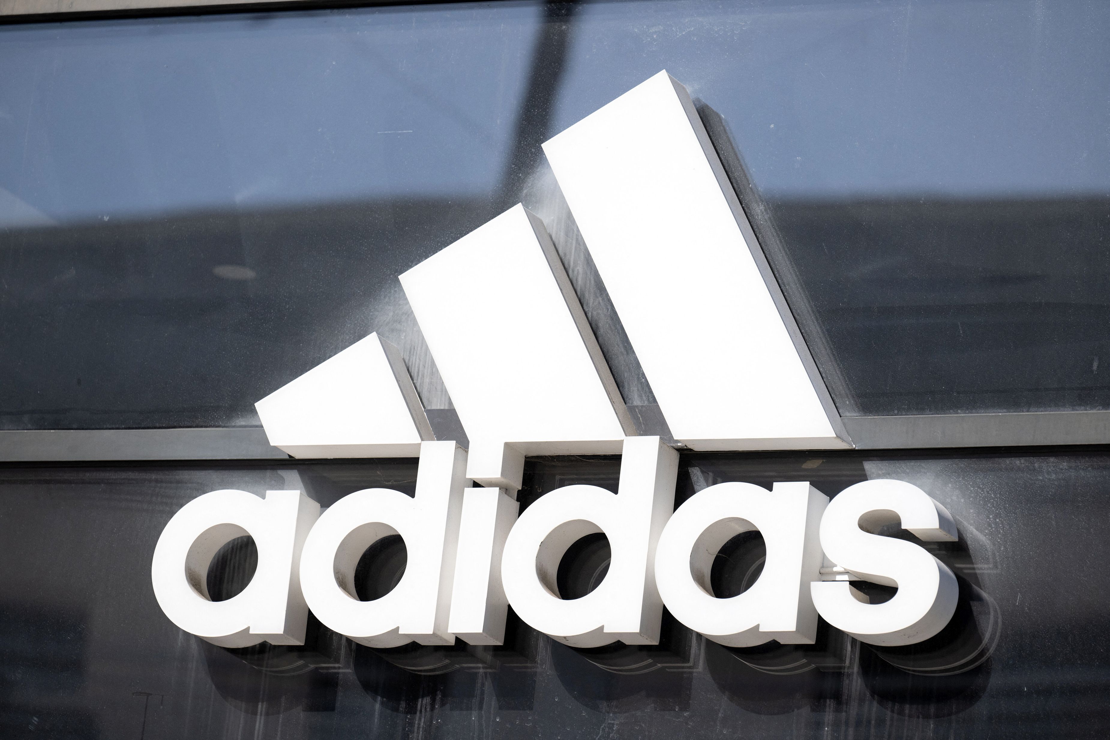 Noul "super pantof" Adidas este conceput pentru a fi purtat o singură dată - și pentru a doborî recorduri mondiale. Cântărind numai 138 de grame, pantoful este atât de ușor încât alergătorii de elită s-au îndoit inițial că ar putea rezista pe durata unei curse lungi