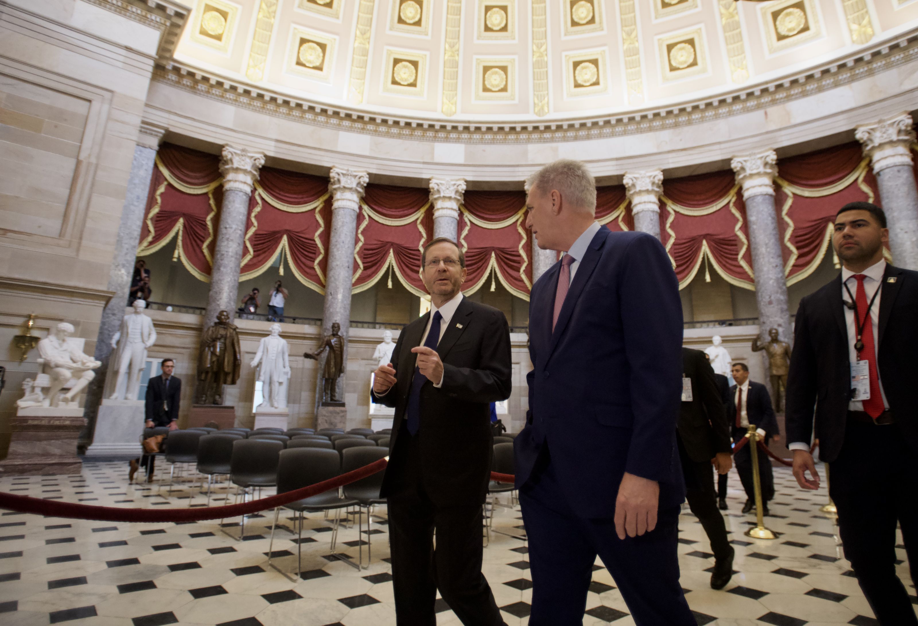 Răsturnare de situație dramatică la Washington: Congresul american evită pe muchie închiderea guvernului cu numai câteva ore înainte de termenul limită, dar sacrifică ajutorul acordat Ucrainei. Noua finanțare nu include miliardele de dolari pe care se baza Kievul