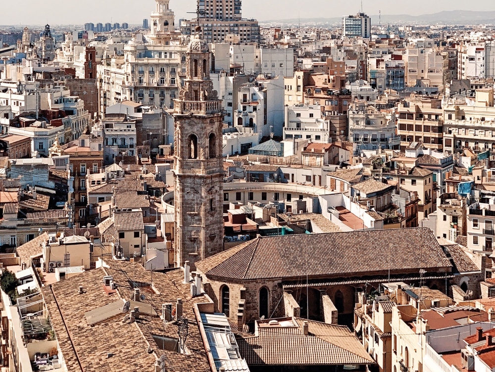 Bani făcuți sub soarele Spaniei: care este profilul investitorului român în piața imobiliară din Valencia?
