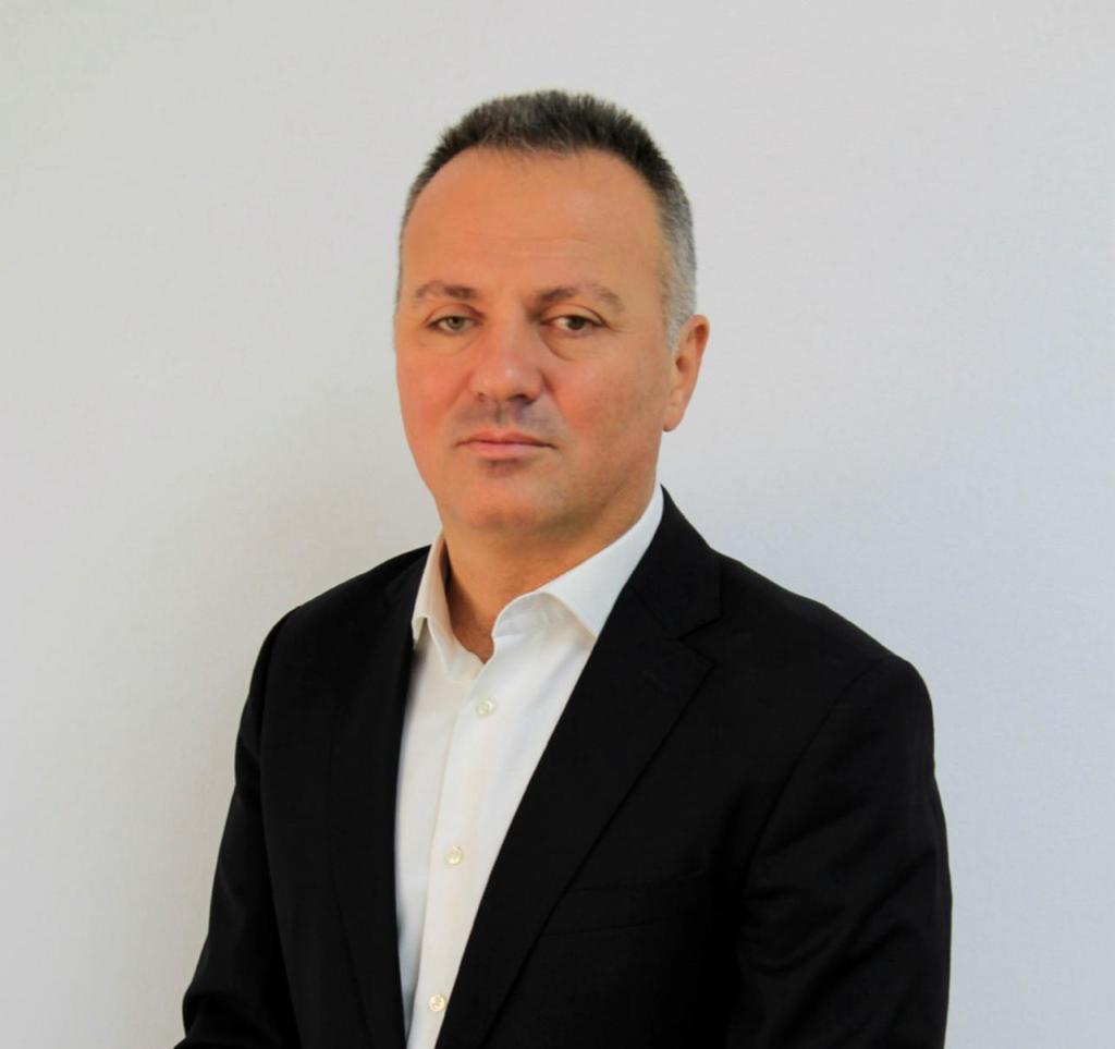 De ce a decis un bancher să renunțe la oportunitățile mediului financiar pentru a fi consilierul unui antreprenor local activ în industria de fashion
