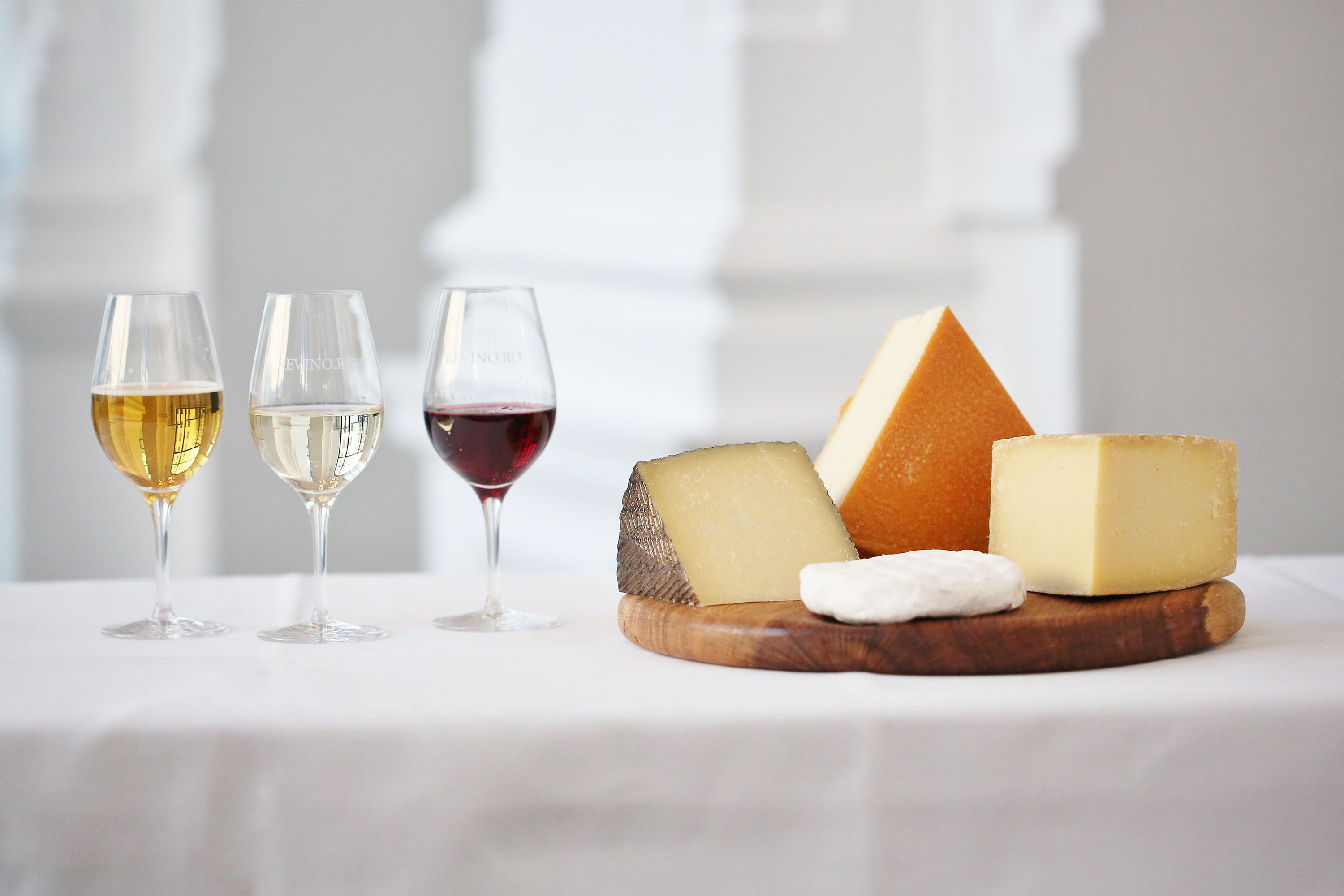 Peste 40 de producători români de brânzeturi și băuturi vor fi prezenți în weekend la salonul gastronomic Revino