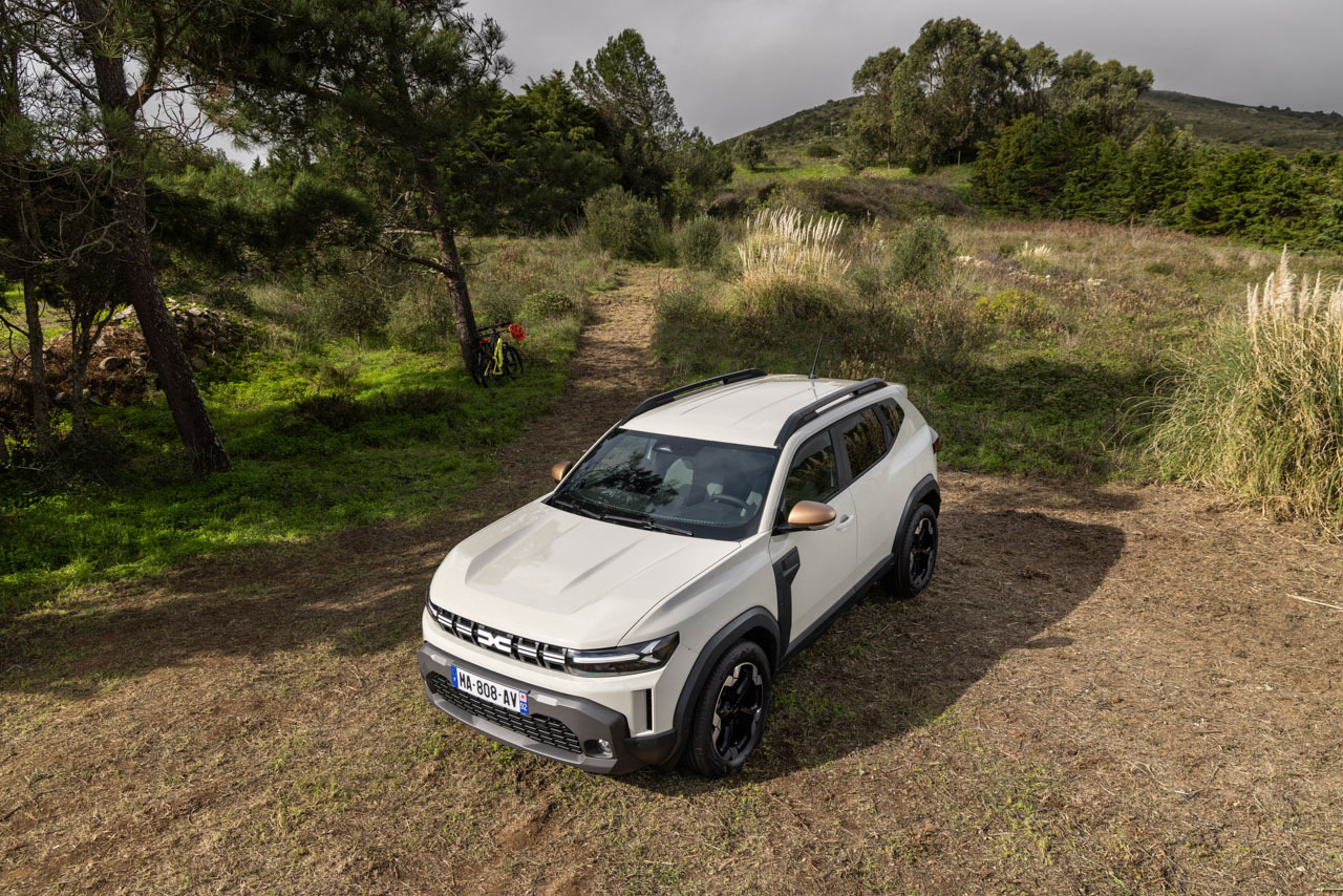 Al treilea salt: Dacia Duster III va fi produs numai la Mioveni, vine cu cea mai nouă platformă a Renault și noi elemente de confort și siguranță: de la parbriz încălzit, sistem hibrid, tabletă de 10 inchi și updateuri “over the air” așa cum are Tesla. Prețul de pornire rămâne sub 20.000 de euro