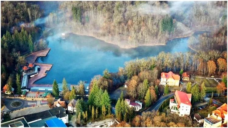 Unic în Europa, „Marea Moartă” din Ardeal: Lacul din Romania unic în lume, în care poți face baie în apă rece, dar și caldă în același timp