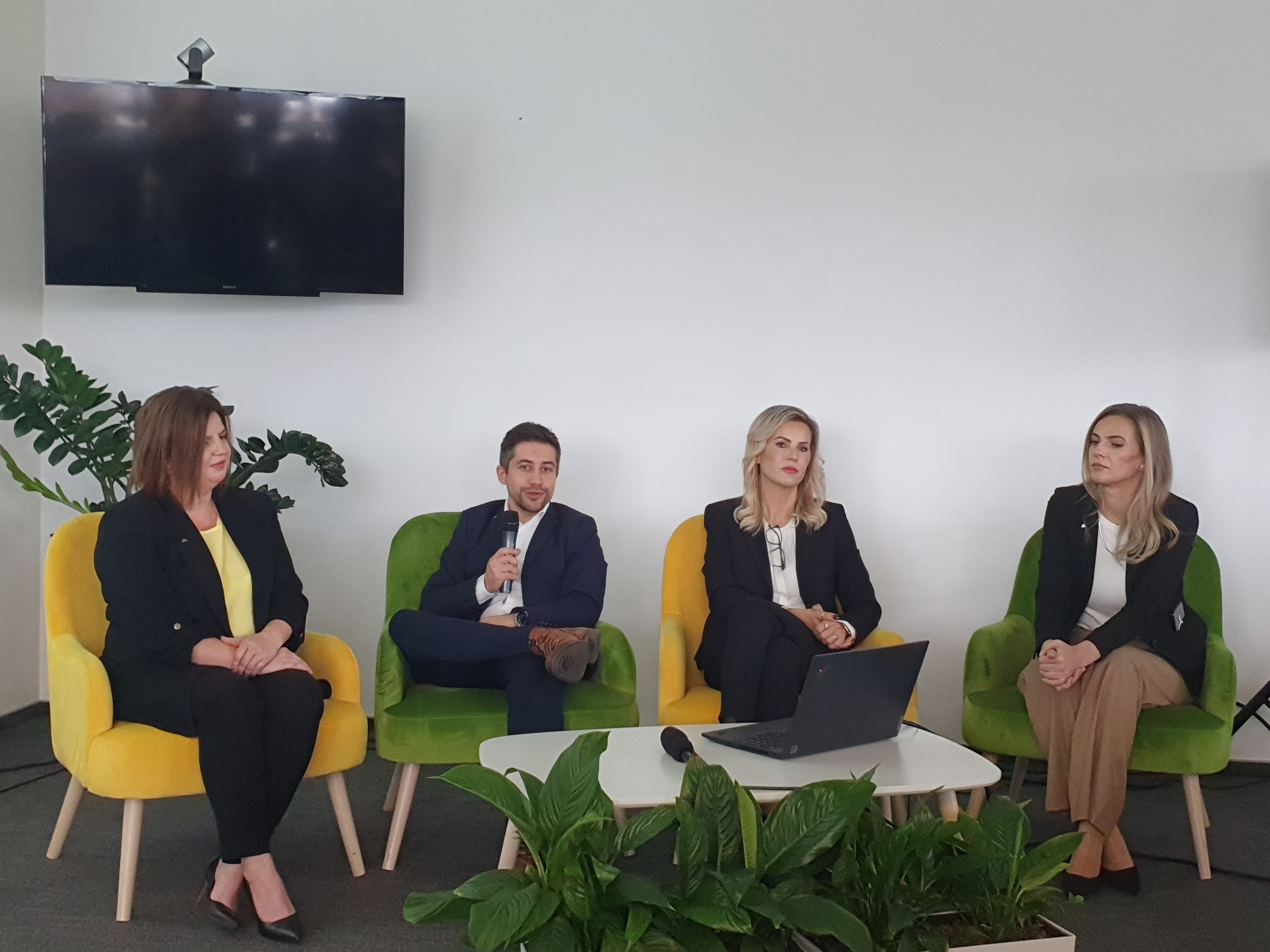 Grupul german dm drogerie markt, activ pe seg­mentul drogheriilor din România, a încheiat anul financiar 2022-2023 cu o cifră de afaceri de 1,3 mld. lei, plus 58% față de anul precedent