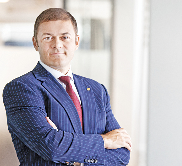 Legea este în Monitorul Oficial, dar consultanții încă nu știu exact cum se va aplica taxa de 1% pe cifra de afaceri a companiilor mari. „Cine are rata de profit de peste 6% nu are probleme”. Alex Milcev, EY România: Sunt încă multe neclarități în pachetul fiscal. Așteptăm să se clarifice