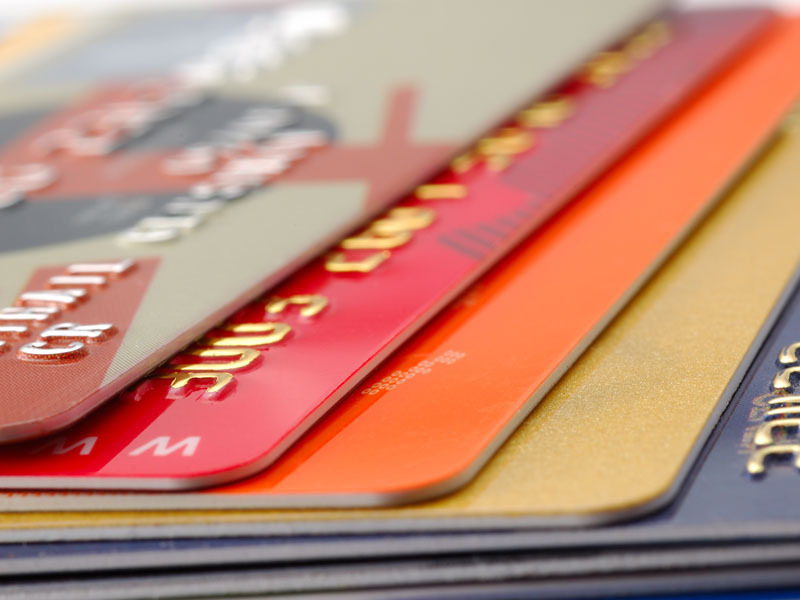 Mastercard introduce în portofoliu o asigurare gratuită pentru cumpărăturile online și din magazinele fizice efectuate cu carduri Mastercard Standard emise în România