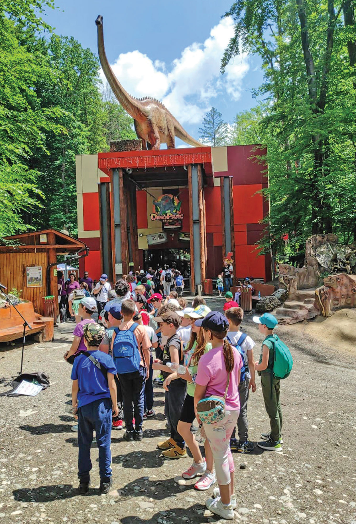 CSR 2023. Dino Parc Râșnov susține educația. Implicarea parcului în Școala Altfel și Săptămâna Verde