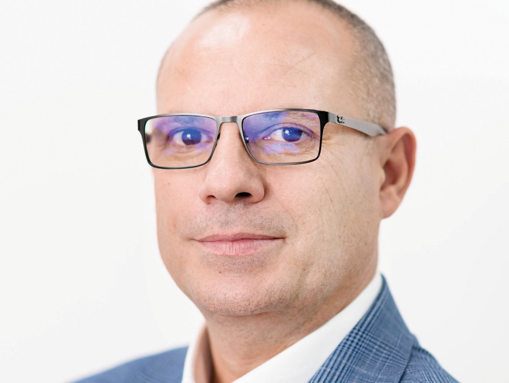 Cum a reușit un profesor român să ajungă de la catedră, la conducerea unei companii de milioane de euro