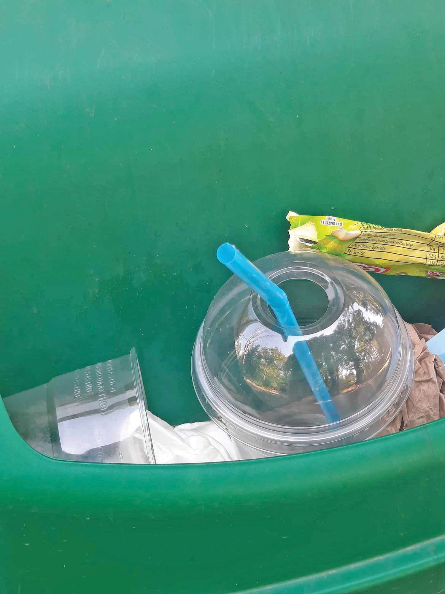 Pagina verde. De ce nu dispar tacâmurile, paharele și paiele din plastic de unică folosință din magazine și restaurante? „Avem o legislație, dar nu se respectă. Nimeni nu controlează și nu aplică amenzi“