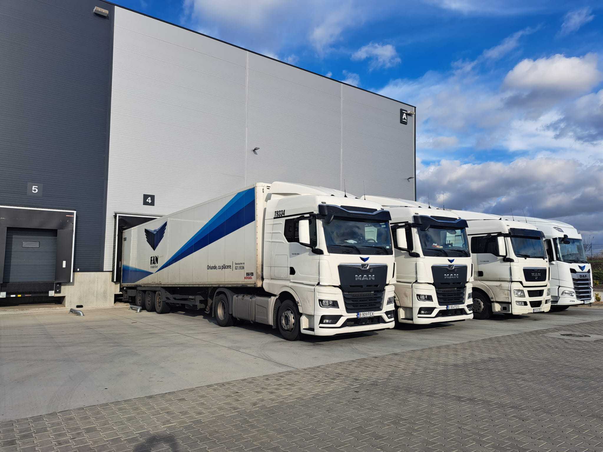FAN Courier,  fondat de Adrian Mihai, Neculai Mihai și Felix Pătrășcanu, a deschis la Arad primul HUB internațional al companiei, în urma unei investitii de 4 milioane euro