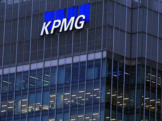Probleme în lumea auditului: KPMG îngheață salariile a 12.000 de angajați din Marea Britanie