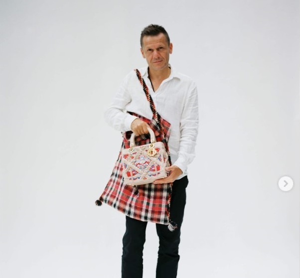 Mircea Cantor, unul dintre cei mai cunoscuți artiști români, invitat de Dior să redeseneze iconica geantă Lady Dior