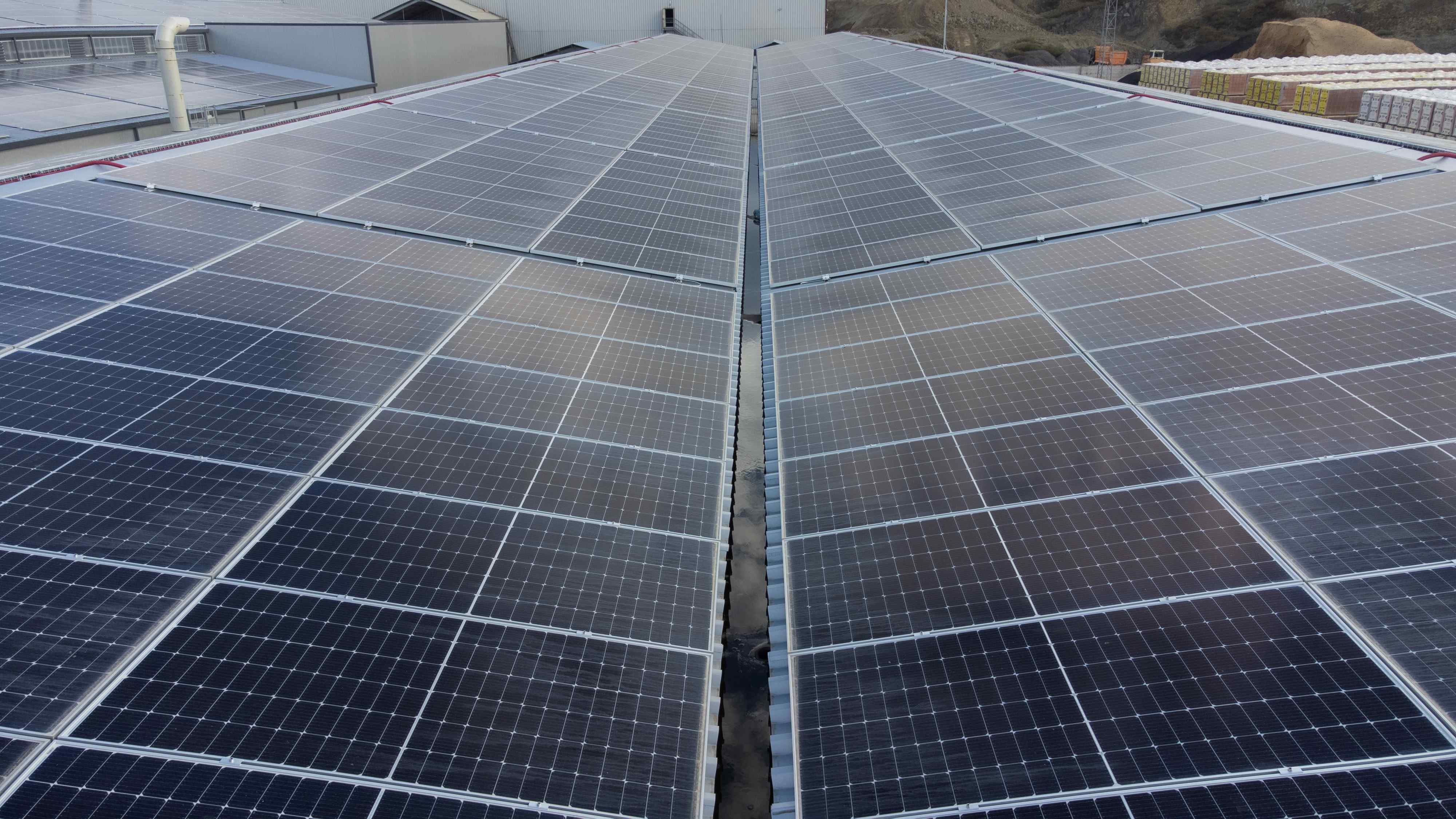 E.ON finalizează construcția unui centrale fotovoltaice pentru producătorul de cărămizi Cemacon, după o investiție de 850.000 de euro