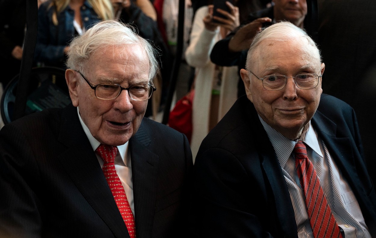 Sfaturile lui Charlie Munger, legendarul investitor și cel ce a fost mâna dreaptă a lui Warren Buffet de peste 60 de ani, pentru reușită: Aceste trei reguli sunt de bază și m-au transformat într-un om de succes