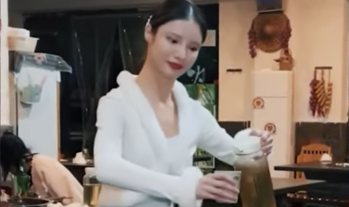 VIDEO. Un videoclip viral cu o chelneriță chineză „robot” a stârnit dezbateri online. E femeie sau nu?