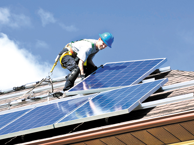 De ce a devenit românul prosumator? Până la finalul primului trimestru din 2024 clubul prosumatorilor are șanse să ajungă la pragul istoric de 2.000 MW