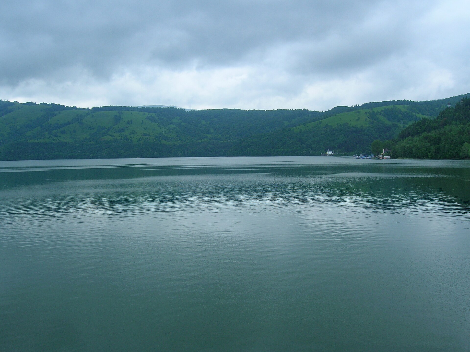 Ministrul Mediului cere sancțiuni dure: Lacul Bicaz nu este groapa de gunoi a nimănui