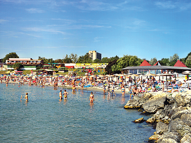 Turismul de pe litoral se concentrează în proporție de 65% în doar două luni, iulie și august. Iuliana Tasie, Hotel Europa: „Este greu să convingi hotelierii să investească profitul în a crea facilități care să prelungească sezonul“