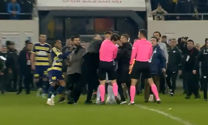Întreg fotbalul din Turcia suspendat după ce președintele unui club a lovit un arbitru cu pumnul