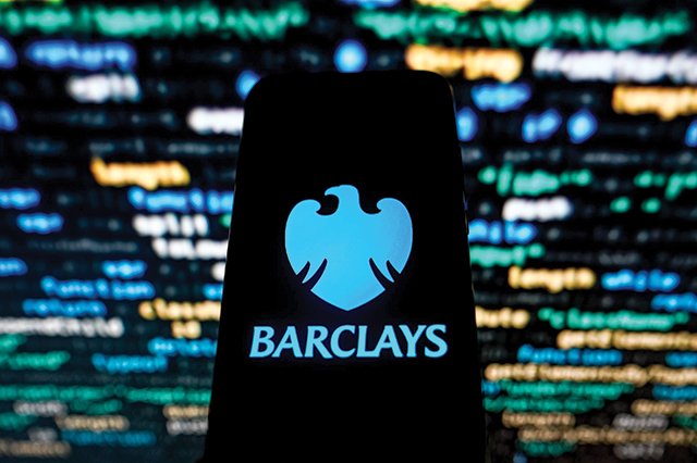 Când un mare investitor din Arabia Saudită a refuzat să ajute Credit Suisse, banca elvețiană s-a prăbușit. Acum un alt investitor arab, din Qatar, se retrage din acționariatul Barclays, o bancă britanică cu probleme