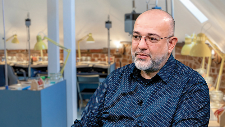 Afaceri de la Zero. Cum au crescut? David Sandu a pus umărul la formarea pieței de bijuterie contemporană din România prin școala de profil Assamblage și a extins businessul cu evenimentul Romanian Jewelry Week