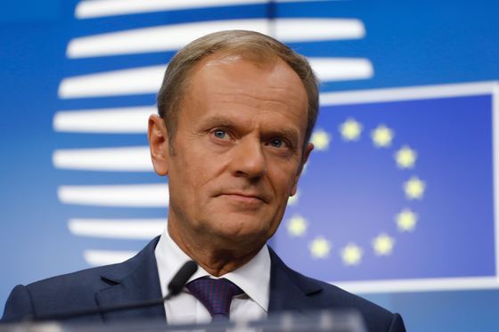 Noul prim-ministru al Poloniei, Donald Tusk, este criticat dur pentru decizia de inchide postul public TVP. Televiziunea de stat a oprit voluntar transmisia în formă de protest. „Nu vom permite instalarea dictaturii în Polonia”