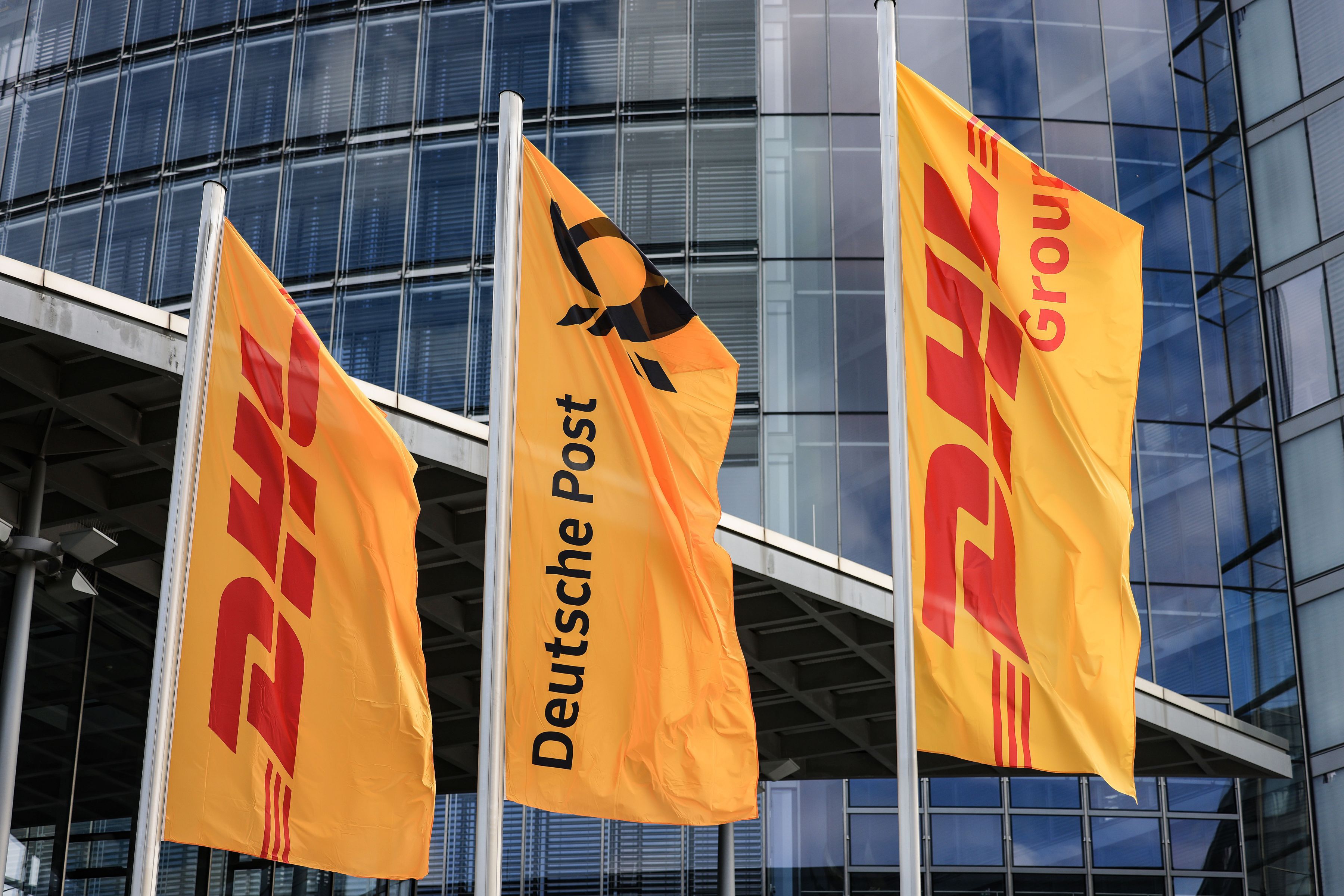 Acțiunile companiei de curierat Deutsche Post, la care două fonduri Pilon II din România au 33 mil. lei, au urcat cu 25% în 2023