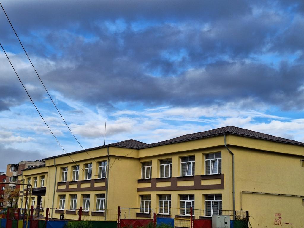 Simtel și Dedeman își pun semnătura pe prima grădiniță verde din Petroșani, proiect care include 48 de panouri fotovoltaice și acoperă aproape 85% din necesarul de energie al unității