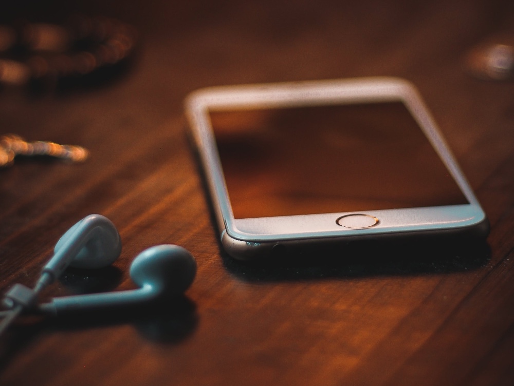 Ca în filmele cu spioni. Unele dintre cele mai mari companii din lume cer angajaților să folosească telefoane cu cartelă de unică folosință atunci când vizitează Hong Kong