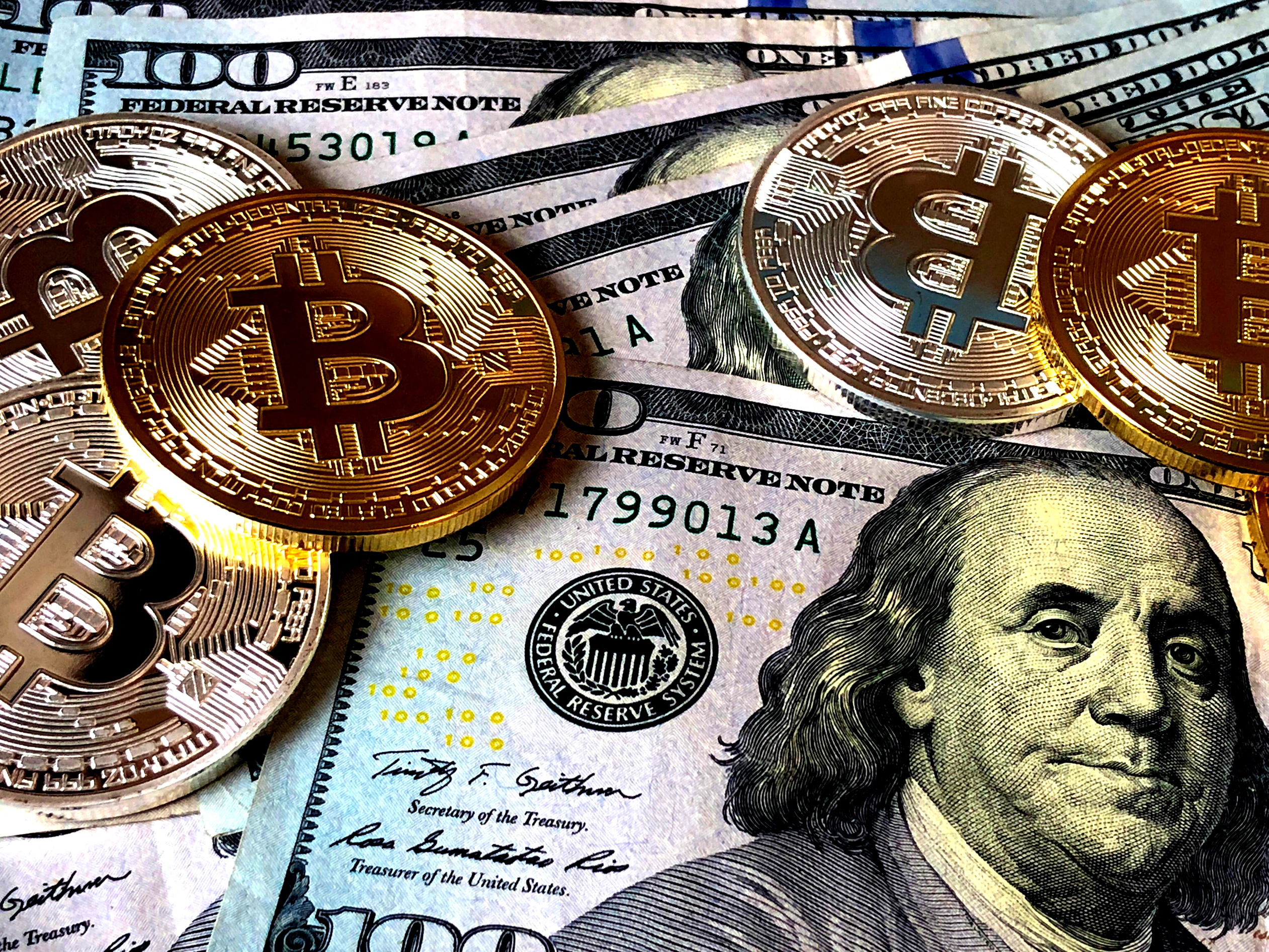 Frenezia Bitcoin revine. Criptomoneda continuă să crească iar adepții cei mai fanatici prevestesc că moneda virtuală va depăși jumătate de milion de dolari