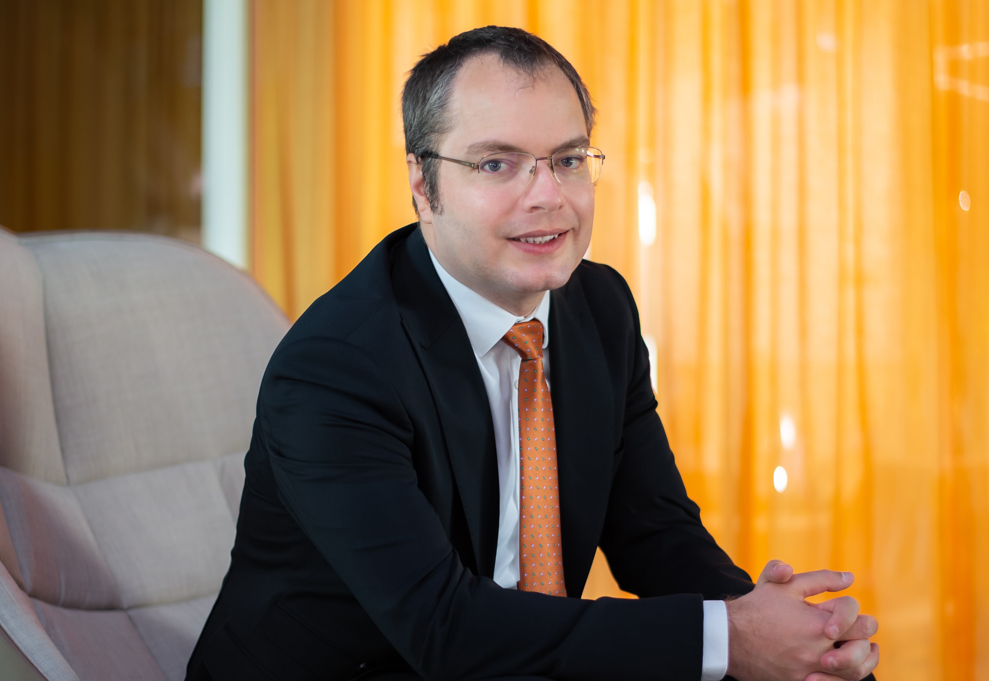 Colliers: Majoritatea românilor cumpără cadourile de sărbători în ultimul moment, iar aproape jumătate aleg să ofere celor apropiați cadouri dulci, față de o medie de 27% în țările din regiune