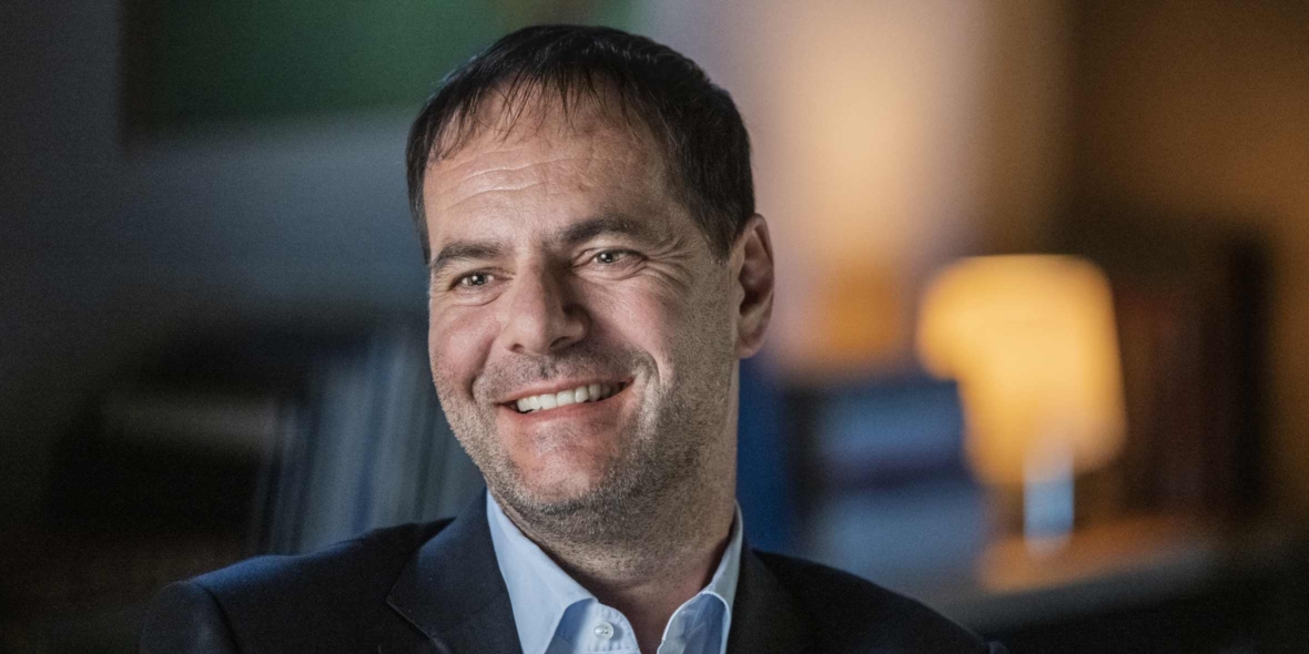 Cine este discretul miliardar ceh care a ajuns deodată să aprindă becul pentru 10% dintre consumatorii de energie din România? A început de la zero, a avut afaceri în media și jocuri de noroc și a fost partenerul de încredere al lui Petr Kellner, cel mai bogat ceh, decedat într-un accident de elicopter