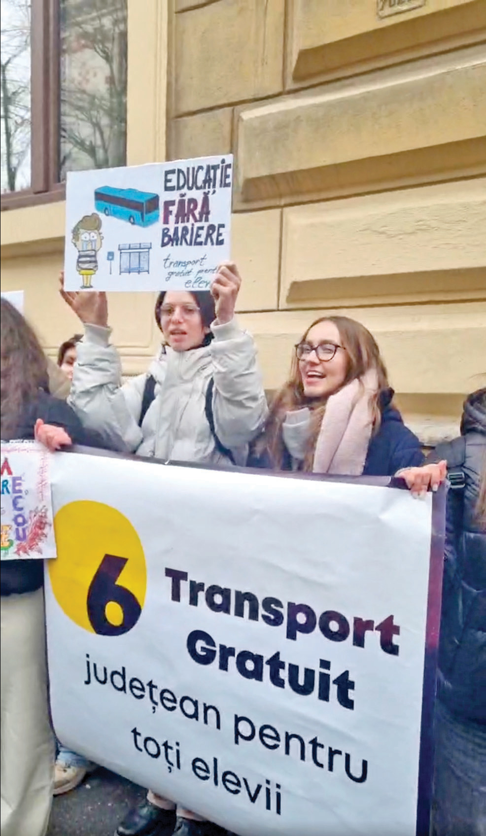 Crizele suprapuse și oboseala provocată de acestea scot din ce în ce mai mulți oameni în stradă. Iar guvernul nu are cu ce calma nervozitatea pentru că este cu buzunarele goale