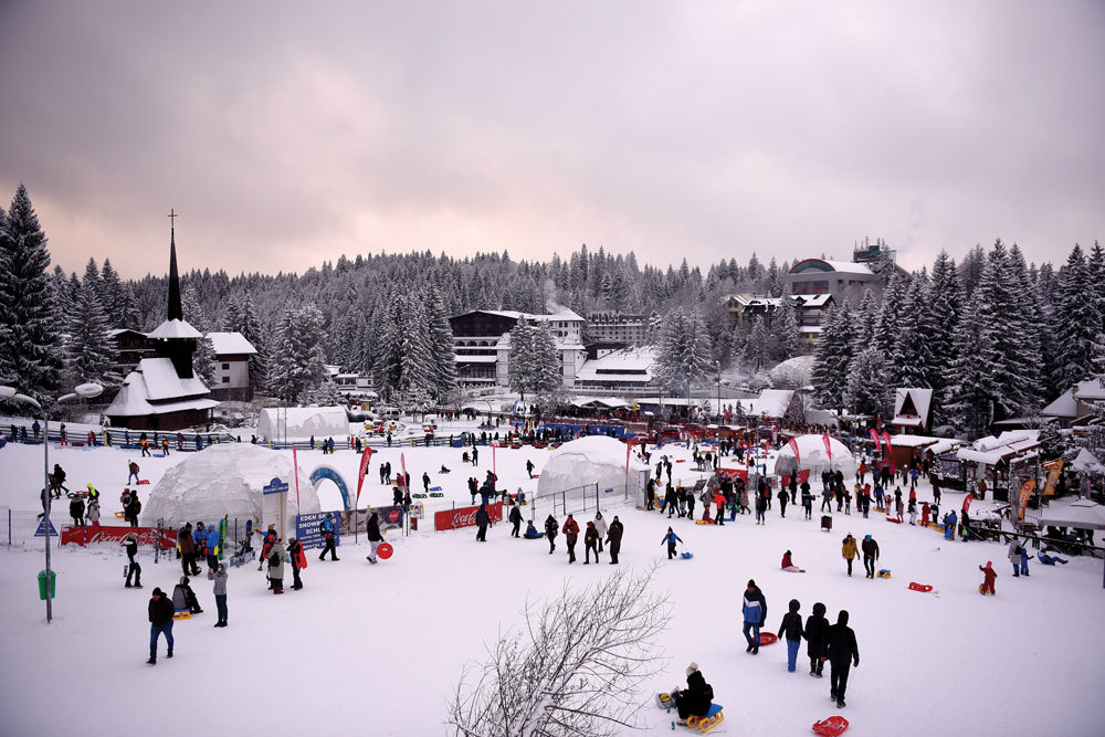Cum se împarte turismul în România? Marile orașe atrag cei mai mulți turiști, dar Mangalia și Eforie sunt preferatele de pe litoral, Sinaia și Predeal, pentru vacanțele la munte, Călimănești și Băile Herculane, pentru concediile la băi