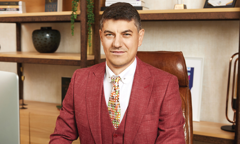 Florin Enceanu, un absolvent  de Politehnică, și soția lui au dezvoltat o editură și o librărie online, Bookzone, care au ajuns la afaceri de 10 mil. euro
