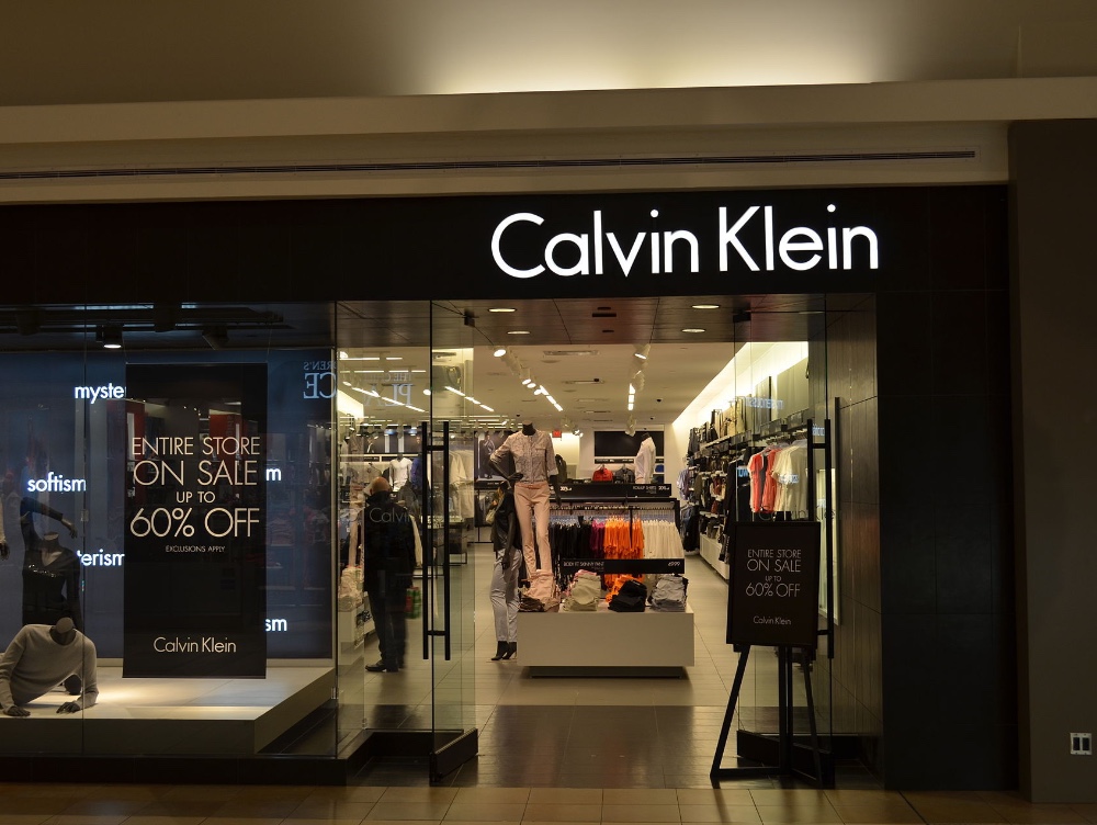 Calvin Klein în centrul unui scandal, în urma unei reclame