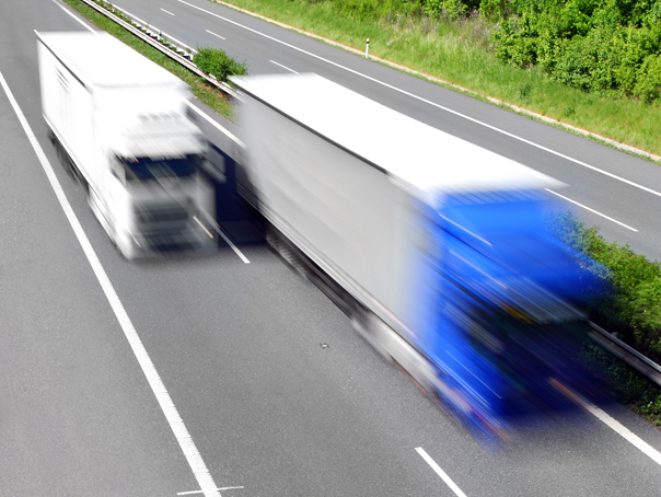 Șoferii de TIR nu vor mai fi amendați pentru lipsa rovinietei dacă aștepteaptă mult în vămi