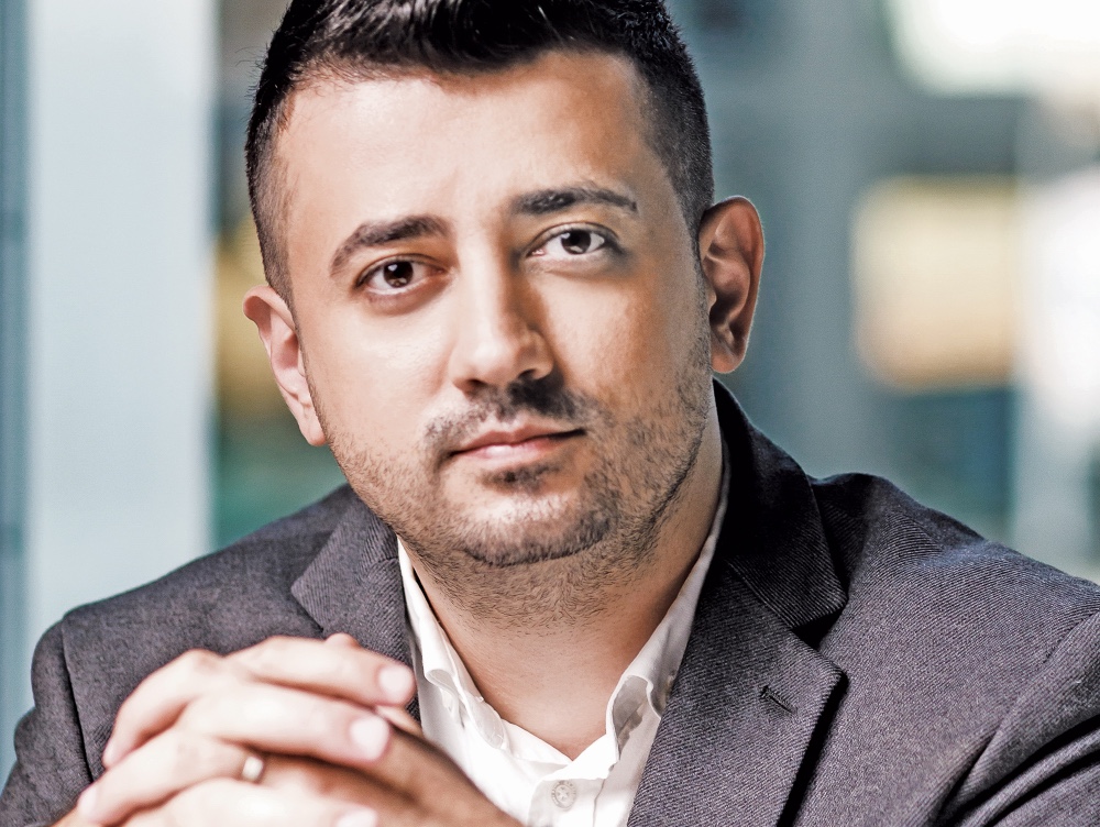 Cine este tânărul care a intrat în afaceri de la doar 16 ani și care acum are o afacere de milioane euro, cu peste 72 de magazine în România