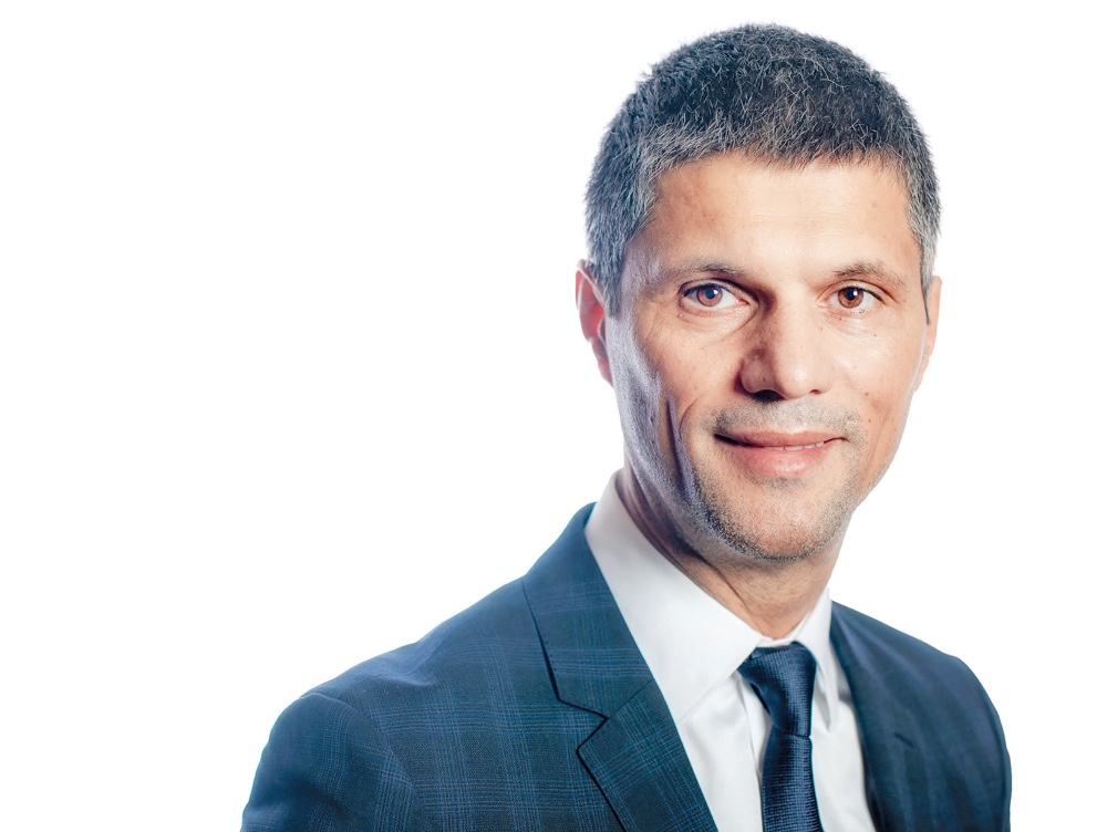 Cine este românul care, după ce a realizat că nu poate deveni pilot militar, a părăsit armata și a creat de la zero o super afacere ce este lider în domeniu, și chiar deschide și magazine în alte țări