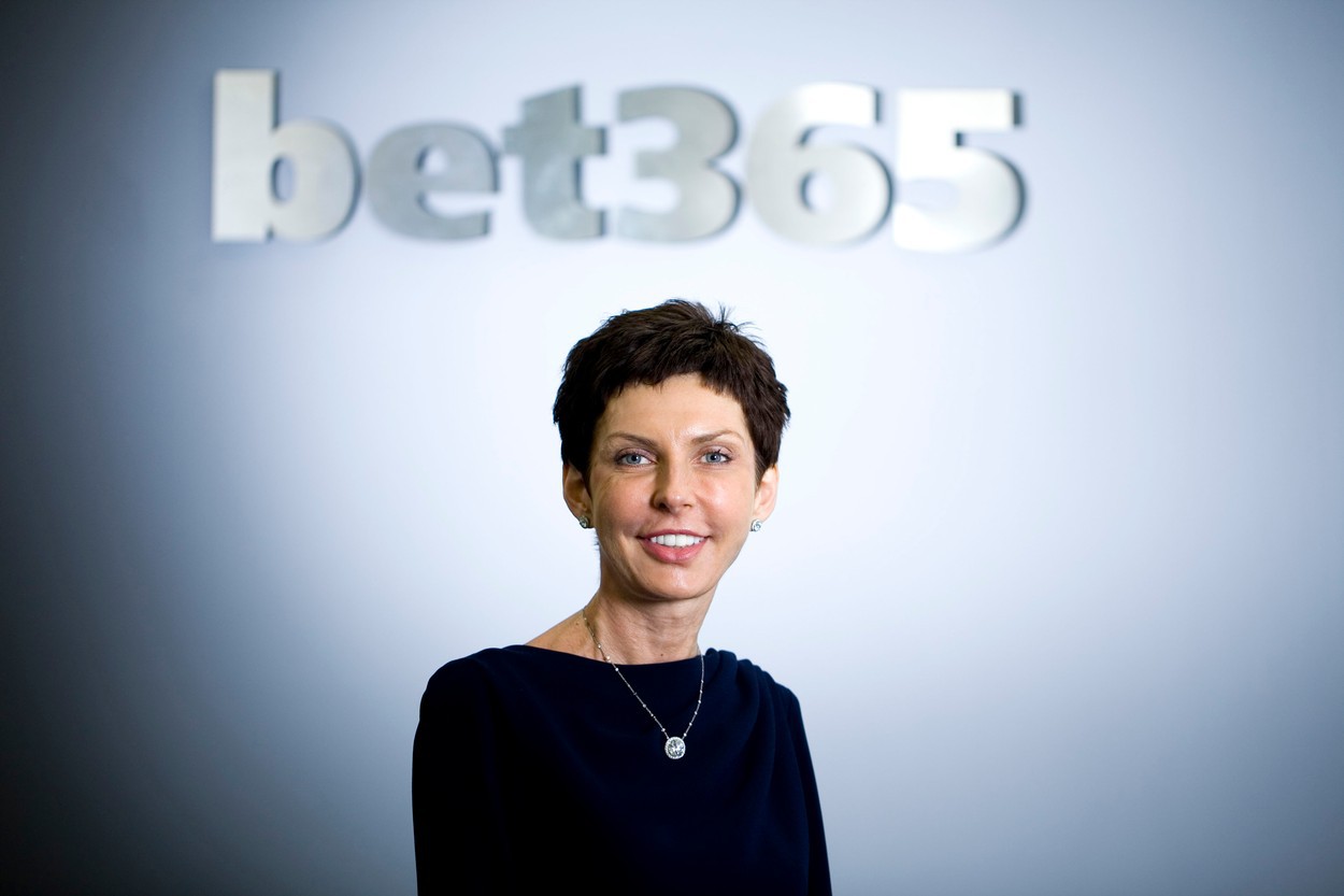 Fiecare zi e ”speciala”: Șefa Bet365, Denise Coates, a câștigat anul trecut aproape 300 de milioane de lire sterline din salariul și dividendele grupului de jocuri de noroc. Ea a ajuns una dintre cele mai bogate persoane din Marea Britanie, după ce a încasat peste un miliard de lire în ultimii ani de la Bet365