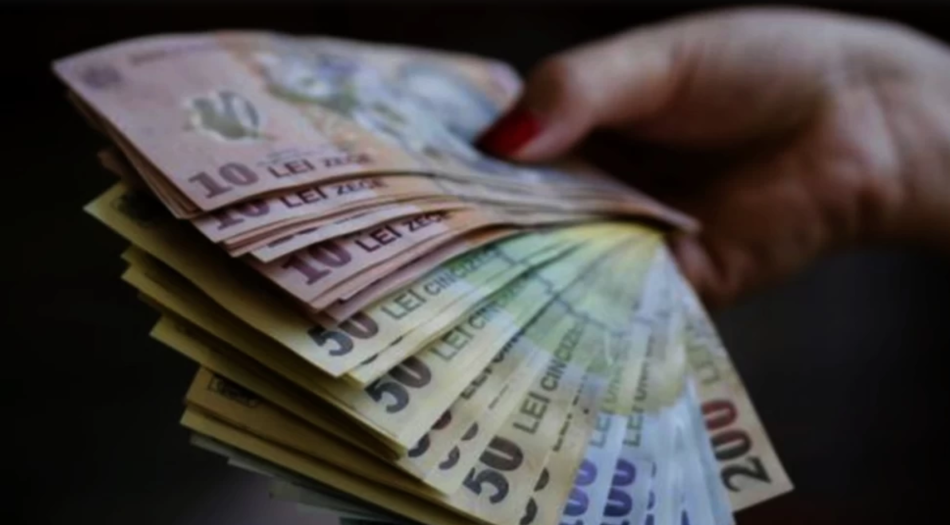 Bani în plus la pensie pentru milioane de români chiar din februarie 2024! Sumele intră direct pe card luna viitoare
