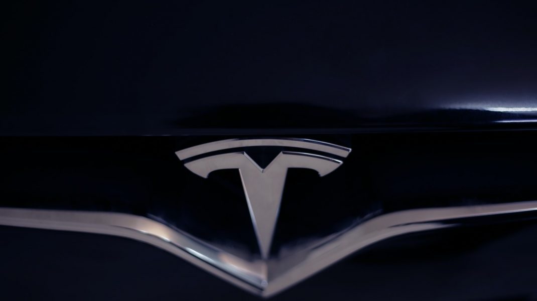 Acțiunile Tesla scad cu 8% după un avertisment privind o încetinire a creșterii vânzărilor în 2024