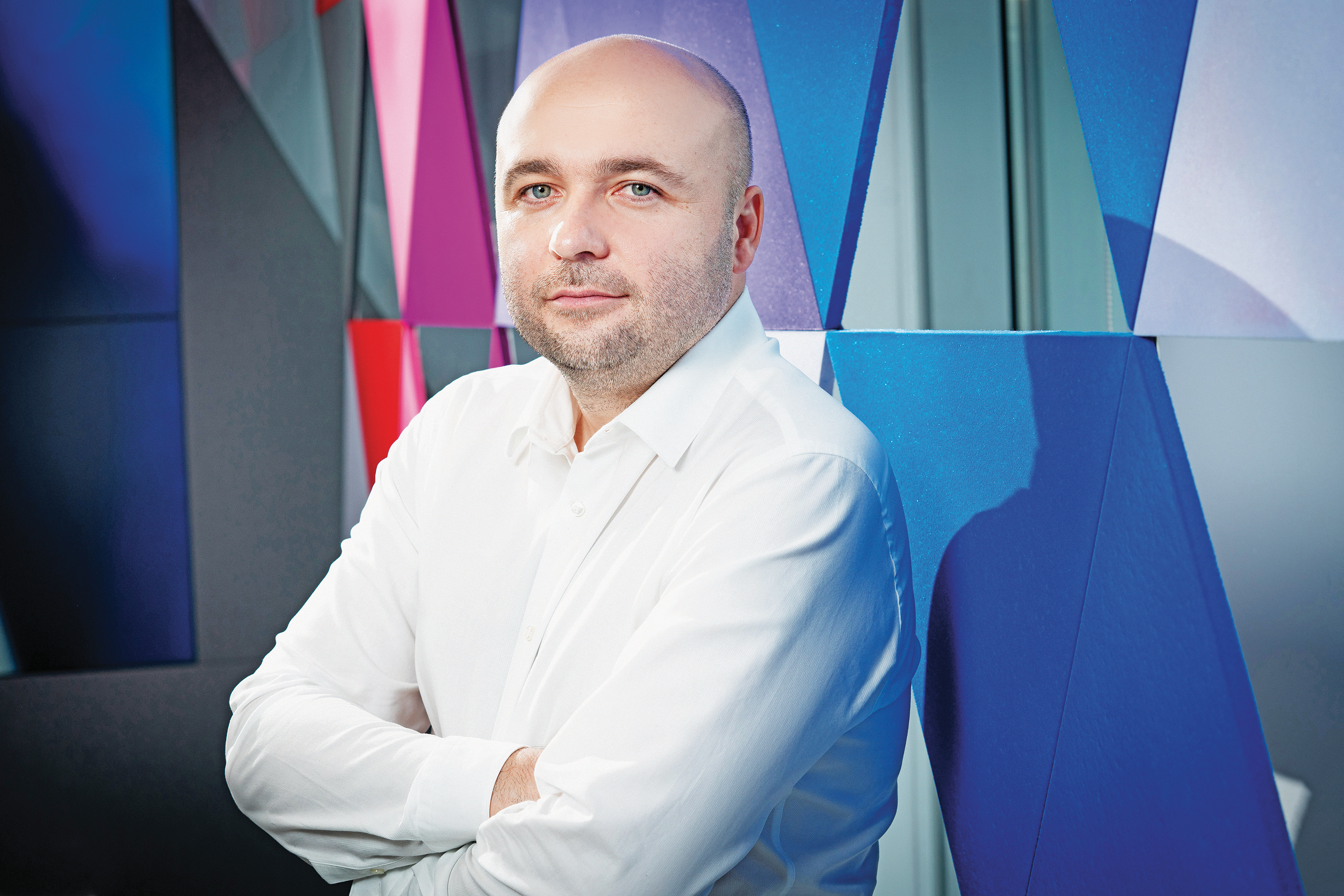 100 Cei mai admirați CEO din România - 7. Tudor Manea, CEO, eMAG: Cred foarte mult în în educație. Educația în business ajută mult, pentru că noi, românii, avem tendința să vedem finalul și alergăm foarte repede ca să atingem acel țel