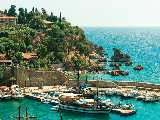 Unde pleacă românii în vacanțe? Aproape 4,5 milioane de români au ajuns anul trecut în Bulgaria, Grecia și Turcia, destinațiile tradiționale ale românilor în sezonul estival. Cele trei țări dau pieței locale doar 200.000 de turiști