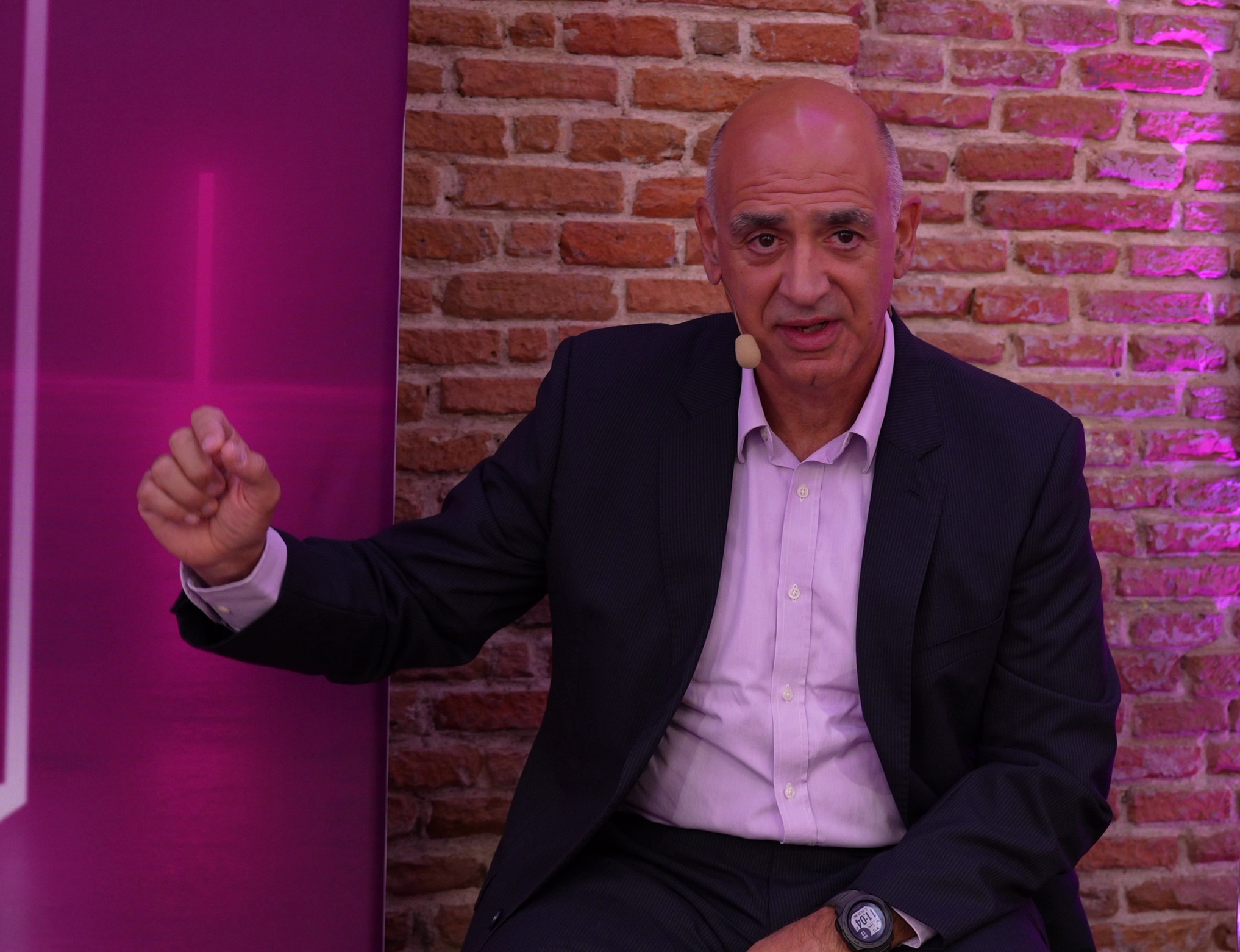 Grupul elen OTE: În România, excluzând veniturile din servicii IT&C, segment de business din care ieșim gradual, veniturile Telekom Mobile sunt în ușoară scădere - ceea ce reprezintă o îmbunătățire semnificativă față de trimestrele anterioare. Premieră: mai mulți abonați decât utilizatori cu cartele