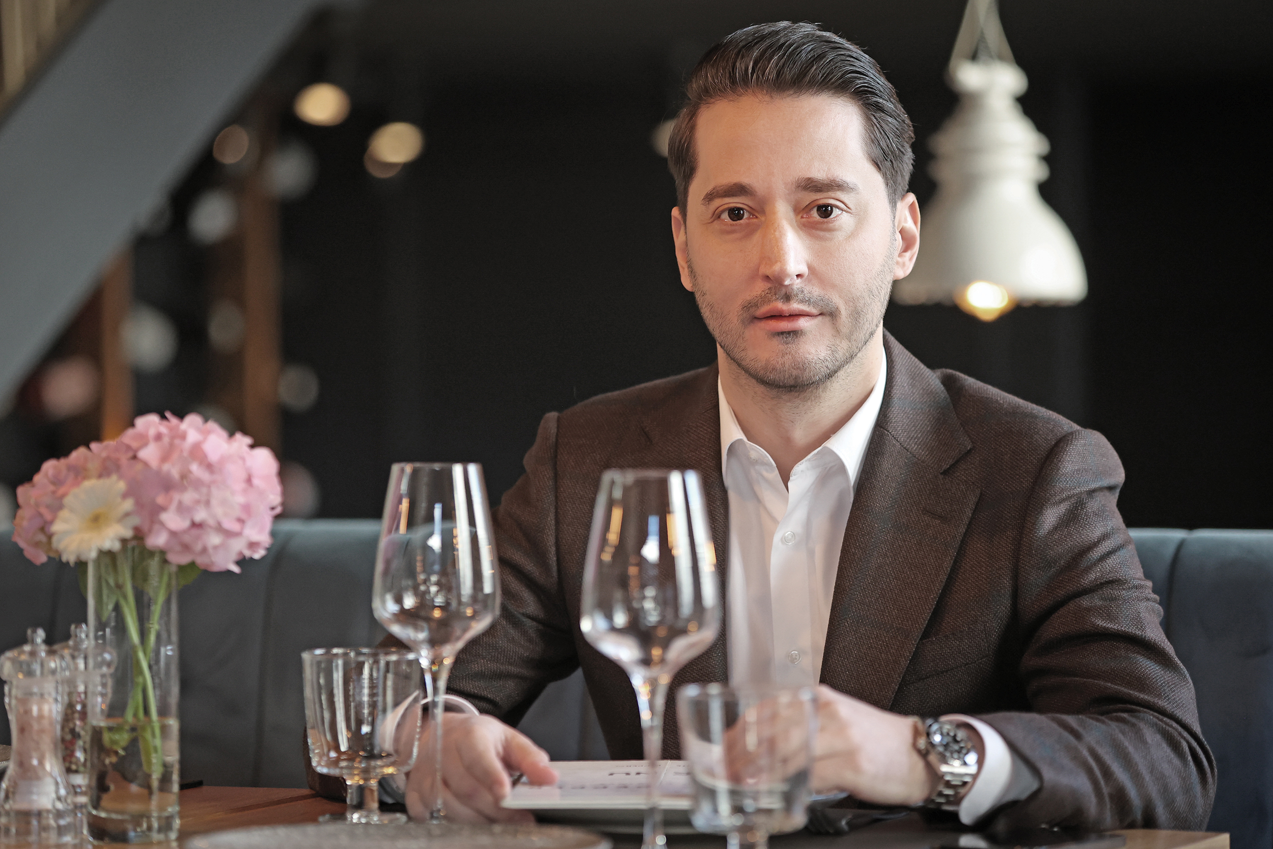 Unii visează să își deschidă un restaurant, iar alții chiar reușesc să își pună visurile în aplicare. Cum au reușit Silviu și Nicu Beca să deschidă un restaurant pe una dintre cele mai frumoase artere din Capitală și la ce venituri au ajuns după un an de funcționare
