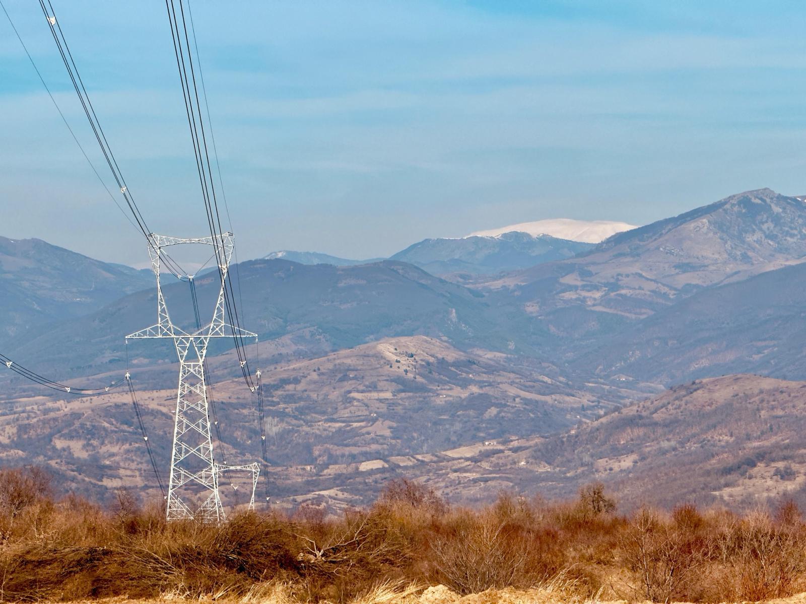 Transelectrica: „Cel mai provocator proiect de construire a unei linii electrice aeriene din ultimii 30 de ani, a fost încheiat cu succes”. Noua linie de 117 kilometri între Anina și Reșița a costat 150 de milioane de lei